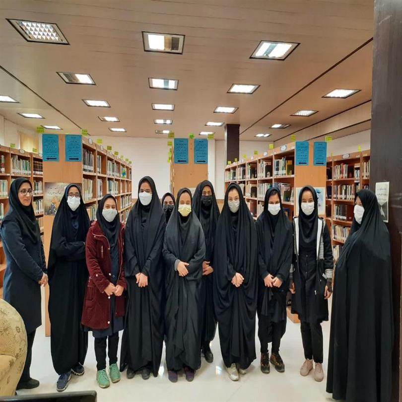 بازدید دانش آموزان مدرسۀ سیدالشهدا از کتابخانه