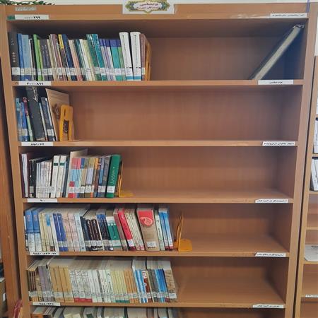 قفسۀ کتابهای تاریخ و جغرافیای شهرستان آران و بیدگل و کاشان