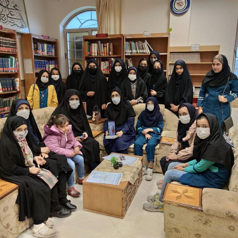 بازدید دانش آموزان مدرسۀ شهید حلاجی در هفتۀ کتاب